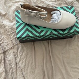 Elegant Cream Ballet Flats with Bow Accent